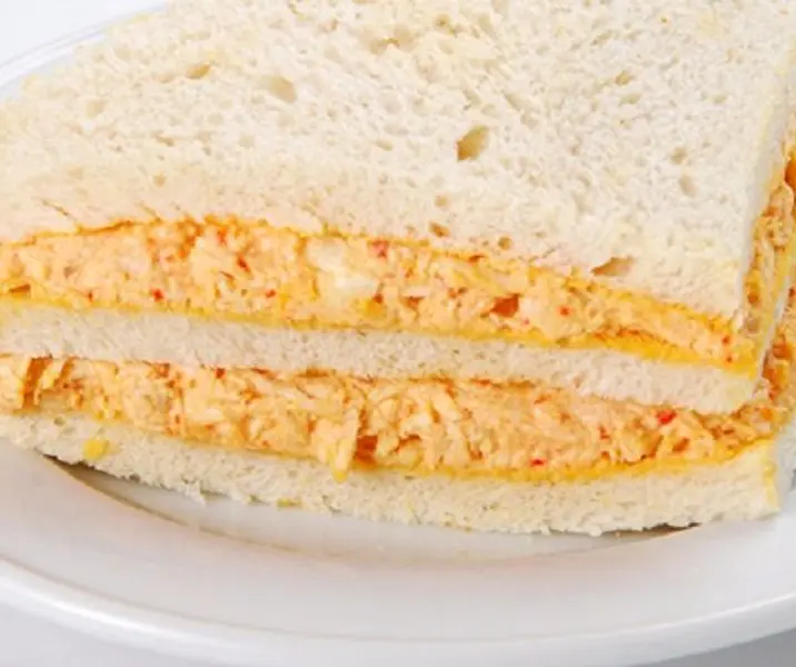 Pan integral con pasta de ave