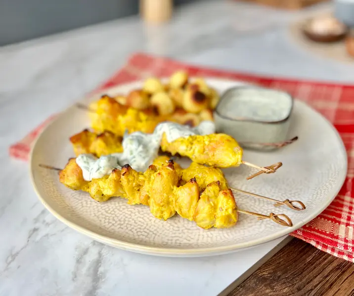 Brochetas de pollo al curry con papas duquesas