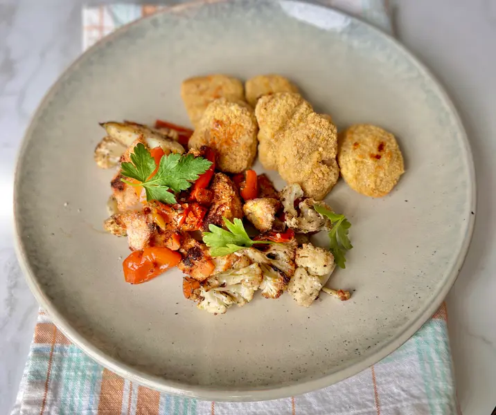 Nuggets de pollo con papas y verduras al horno