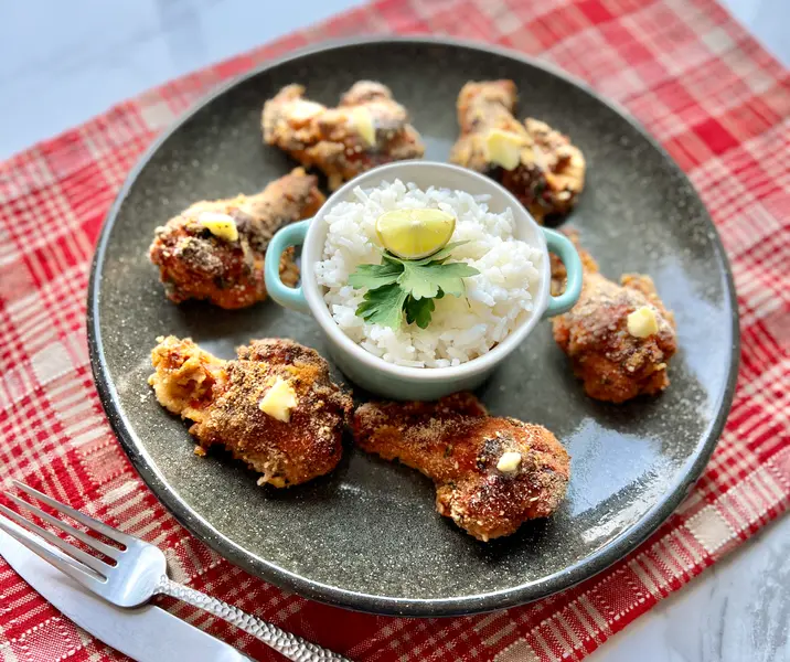 Alitas de pollo asadas al sésamo con arroz