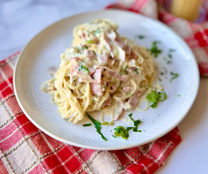 Espagueti con salsa alfredo ahumada