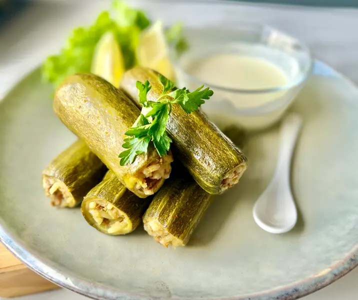 Mini zapallitos italianos rellenos con pavo y arroz turco
