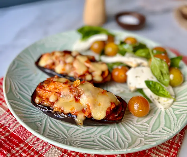 Berenjena rellena de jamón y parmesano con ensaladilla caprese