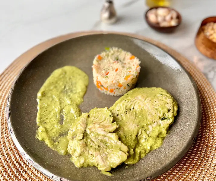 Filetes de pavo en leche de coco, lima y albahaca con cous cous