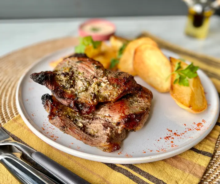 Plateada de cerdo con papas doradas