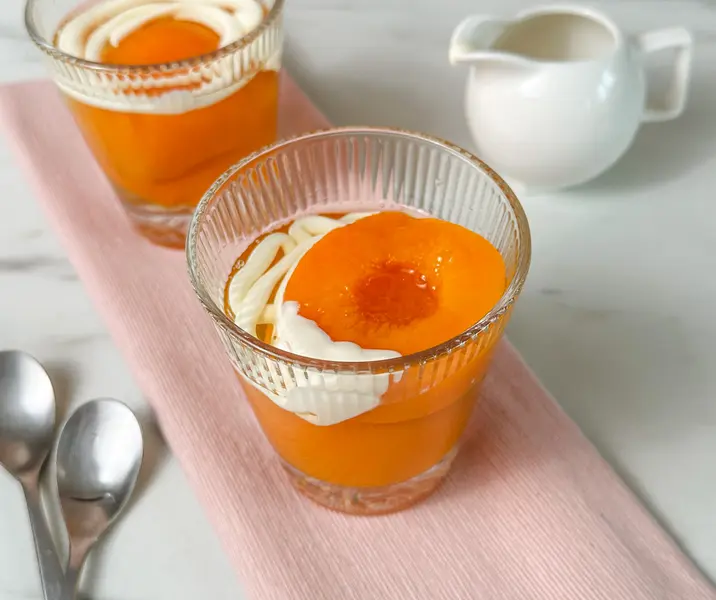 Duraznos al jugo con crema