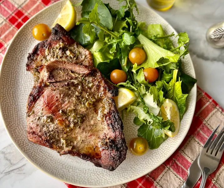 Plateada de cerdo con mix de hojas verdes