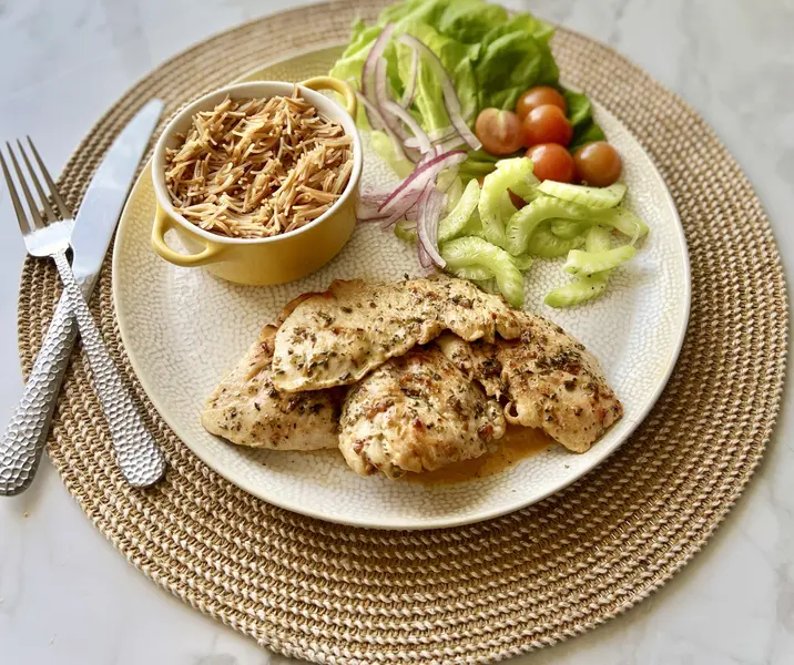 Filetes de pavo al ajillo con cabellitos de ángel sin gluten