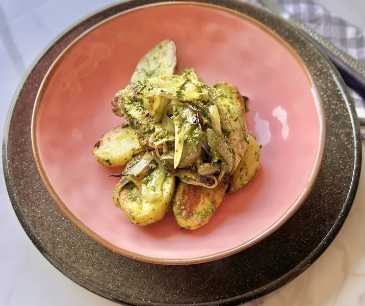 Bistec de pavo al horno con pesto de espinaca y papas cocidas sin gluten