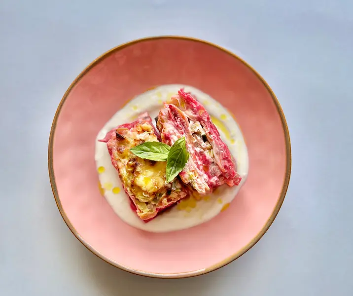 Lasaña de vegetales en salsa de yogurt, puerros y vino blanco sin gluten