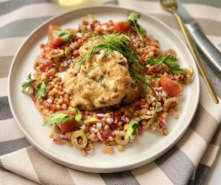 Croquetas de carne molida de pavo con huevo duro y ensalada de lentejas sin gluten