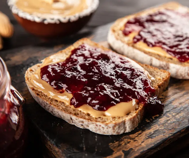 Pan con mantequilla de maní y mermelada sin gluten