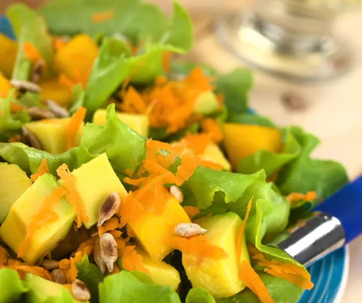 Lechuga con palta y zanahoria sin gluten