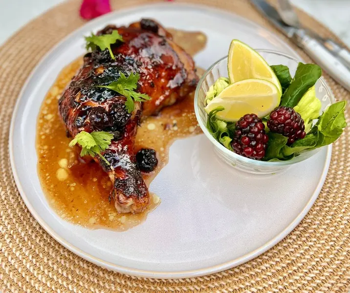 Trutro entero glaseado con moras y ensalada verde sin gluten