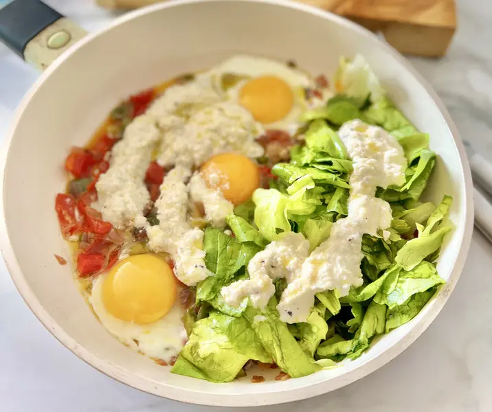 Huevos turcos con crema parmesana y ensalada verde sin gluten