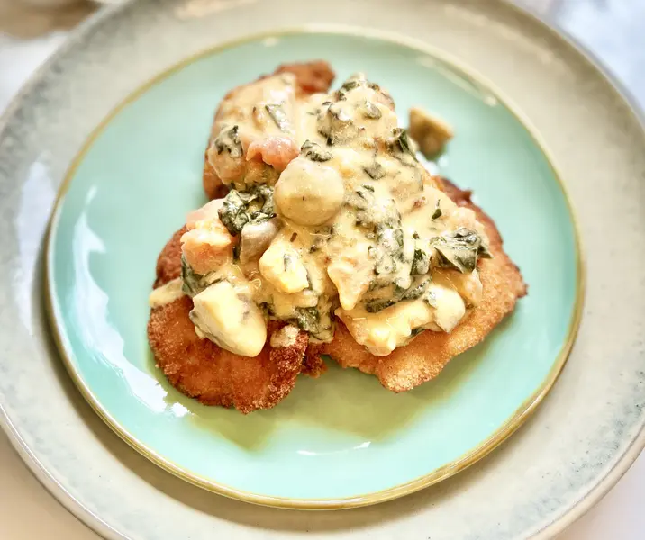 Pechuga crocante con espinaca, tomate y champiñones sin gluten