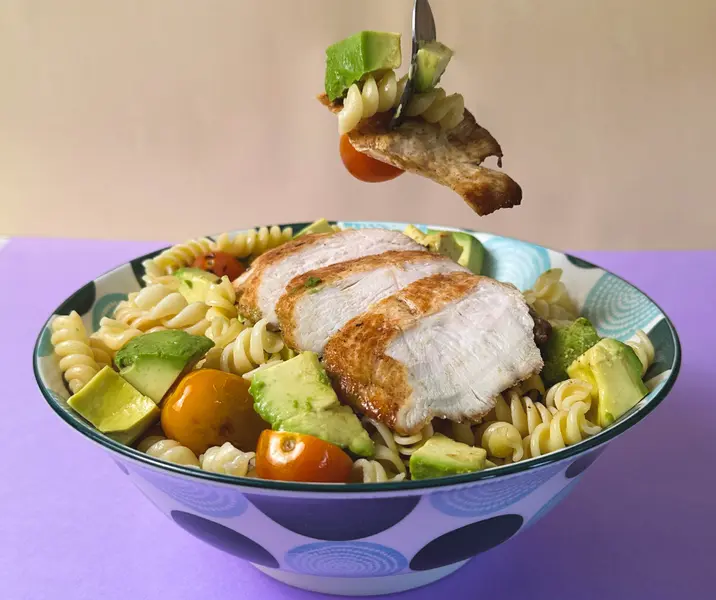 Ensalada de fideos con pollo, tomate, palta y albahaca sin gluten