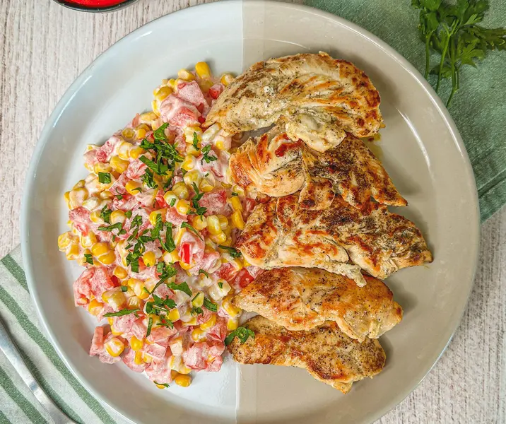 Filetitos de pollo con ensalada de choclo y tomate sin gluten