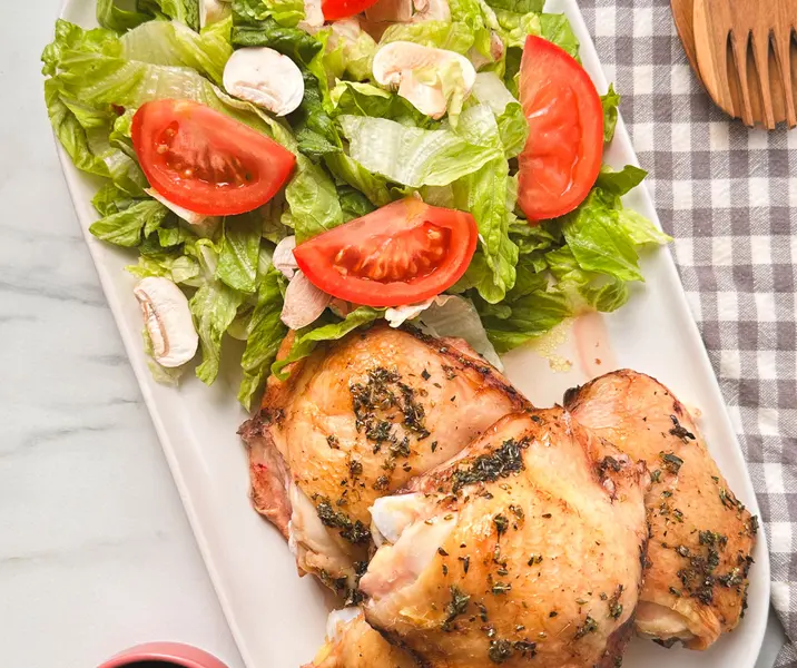 Pollo asado con ensalada