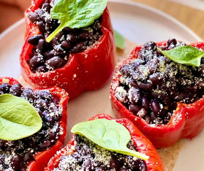Pimientos rellenos de porotos negros y carne molida sin gluten
