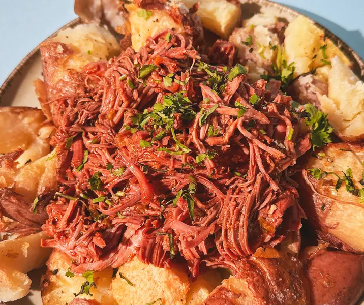 Pulled turkey de trutro parrillero al merkén con papas machacadas sin gluten