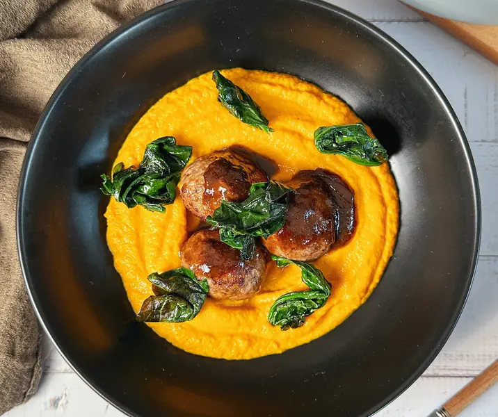 Albóndigas de pavo teriyakis con puré de zanahoria y espinacas salteadas sin gluten