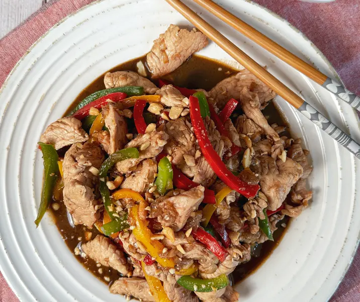 Filetes de pavo con pimientos dulces y maní sin gluten