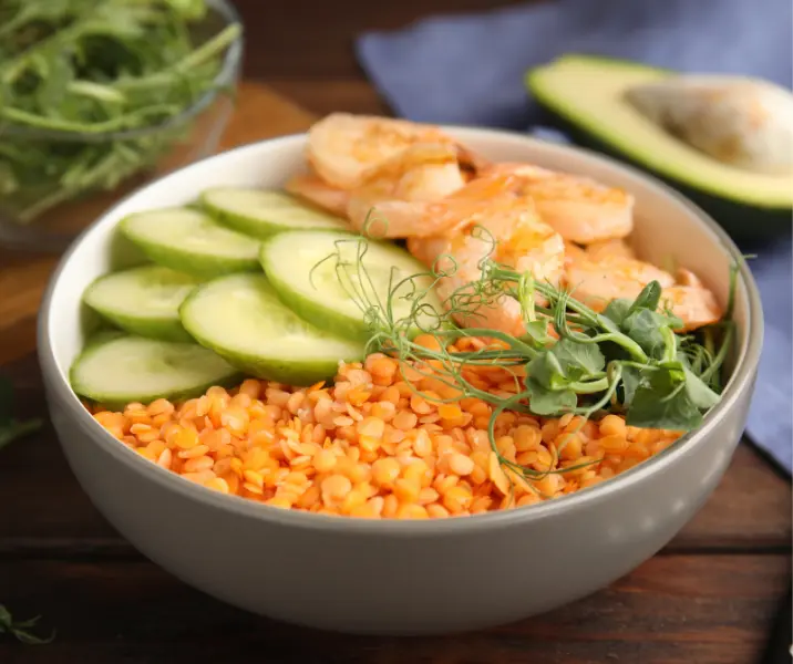 Ensalada de lentejas, camarones y tocino sin gluten