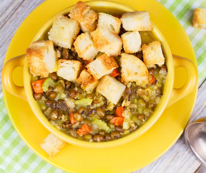 Ensalada de lentejas con chips de tortilla sin gluten