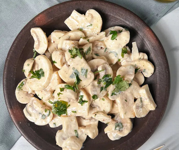 Ensalada de champiñones con salsa yogurt cilantro