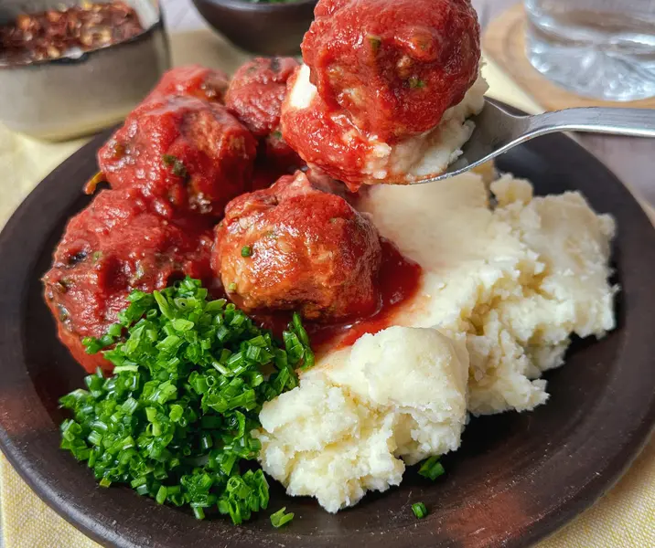 Albóndigas con salsa de tomate y puré de papas al ciboulette sin gluten