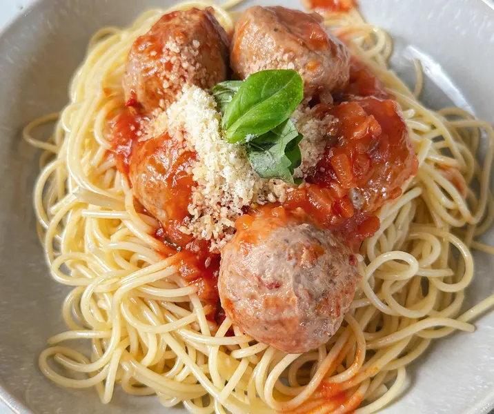 Albóndigas de pavo con salsa de tomate y pasta sin gluten