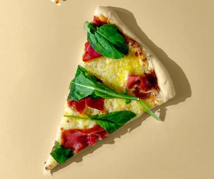 Pizzas de jamón serrano y rúcula sin gluten