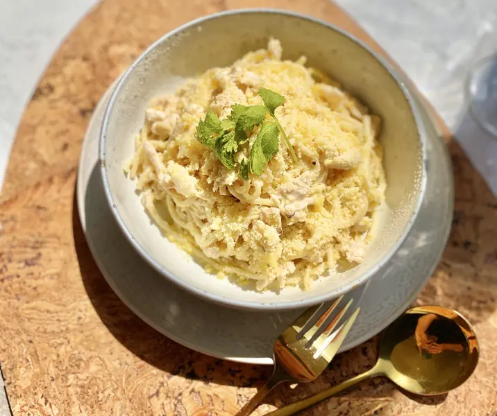 Tallarines con salsa de pollo sin gluten