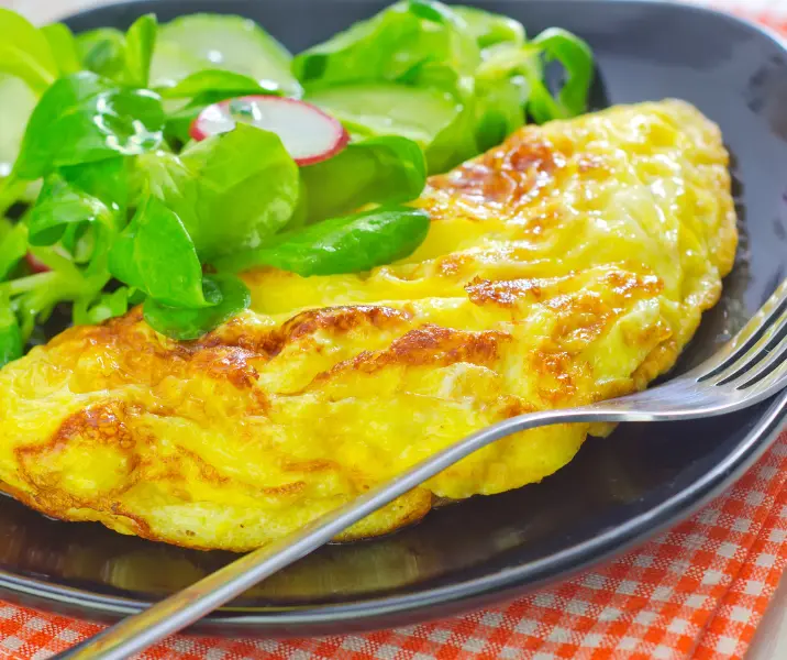 Omelette de espárragos y choclo con hojas verdes