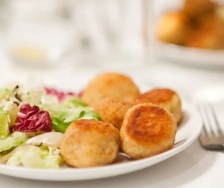 Croquetas de lentejas con ensalada sin gluten