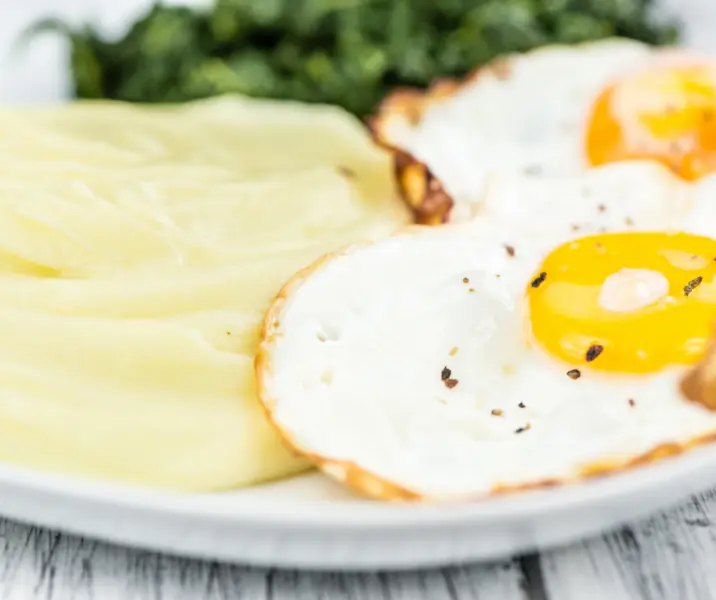 Huevo frito con puré de papas sin gluten