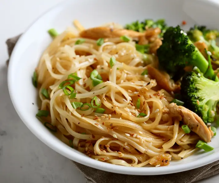 Tallarines con pollo y brócoli sin gluten