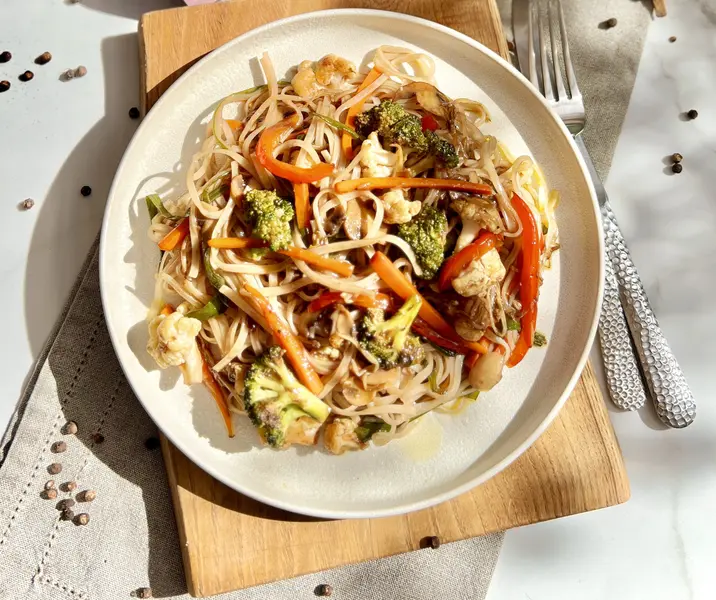 Chop suey de verduras con tallarines de arroz sin gluten