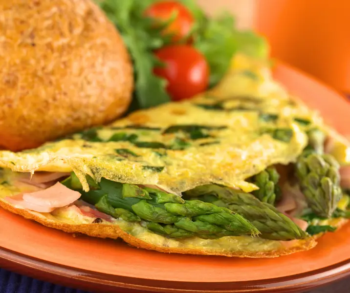 Omelette de espárragos y jamón con arroz sin gluten