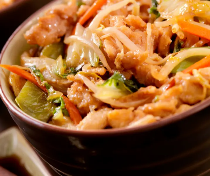 Chop suey de pollo y verduras con arroz sin gluten