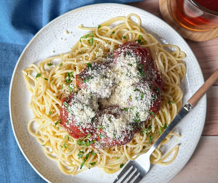 Albóndigas con salsa de tomate y pasta sin gluten