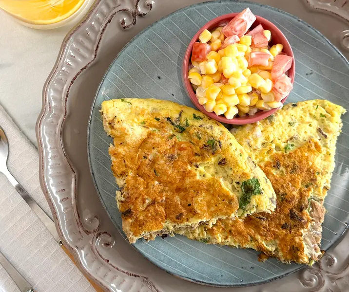Tortilla de jurel con ensalada de tomate y choclo sin gluten