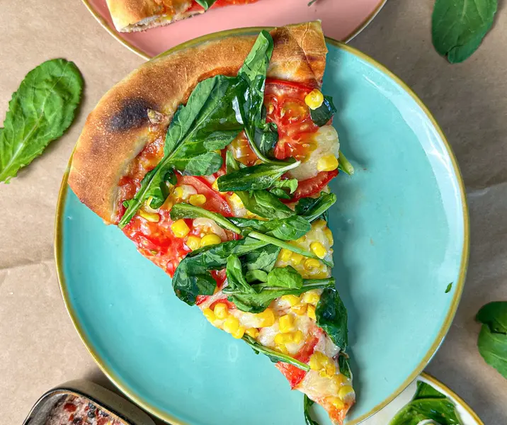 Pizzas de rúcula tomate y choclo