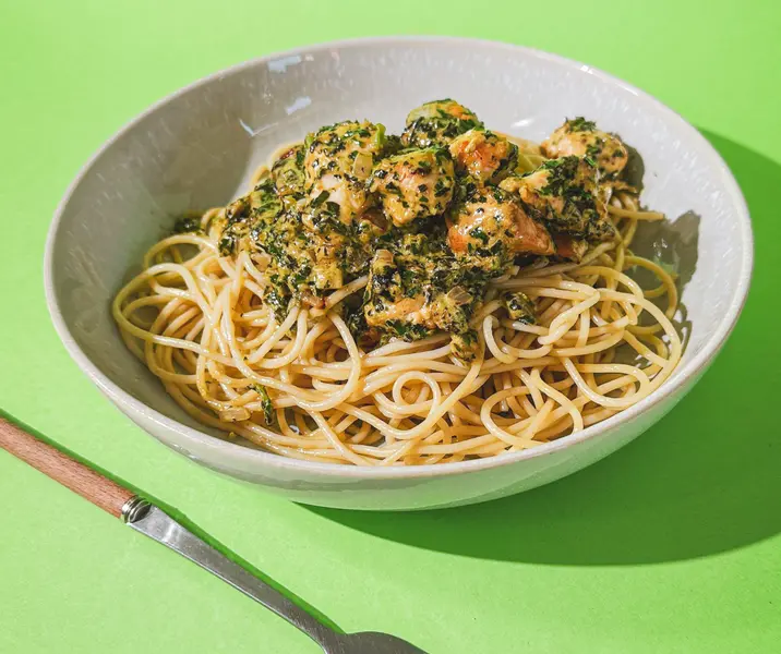 Tallarines con pesto y pollo sin gluten