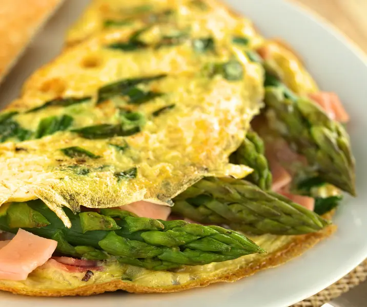 Omelette de espárragos y jamón con hojas verdes sin gluten