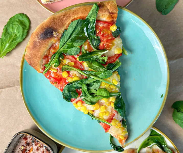 Pizzas de rúcula tomate y choclo sin gluten