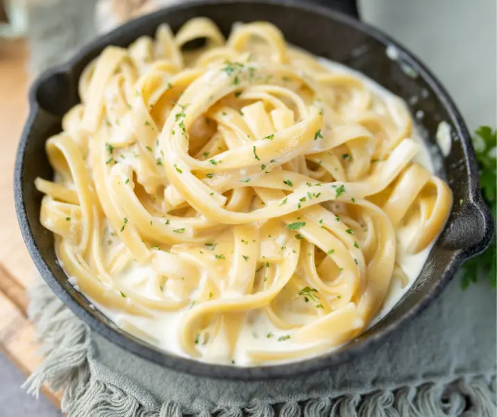 Espagueti con salsa alfredo sin gluten