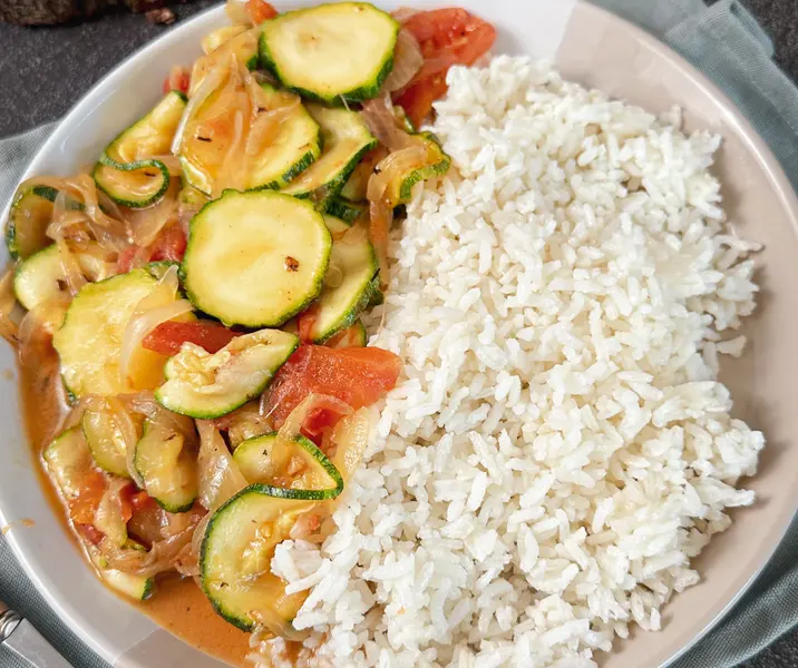 Guiso de zapallo italiano acompañado de arroz sin gluten