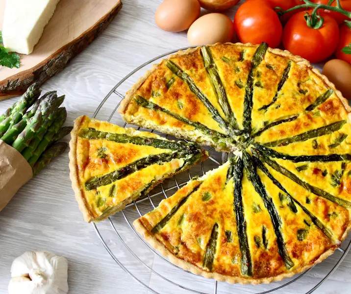 Quiche de espárragos, tocino y queso sin gluten